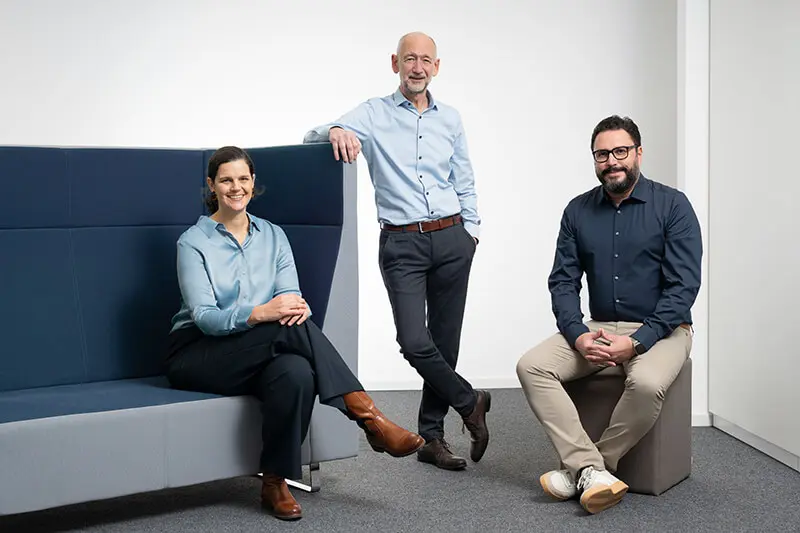 Gruppenfotos mit einer Frau und zwei Männern