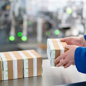 Gebündelte Päckchen werden weg getragen