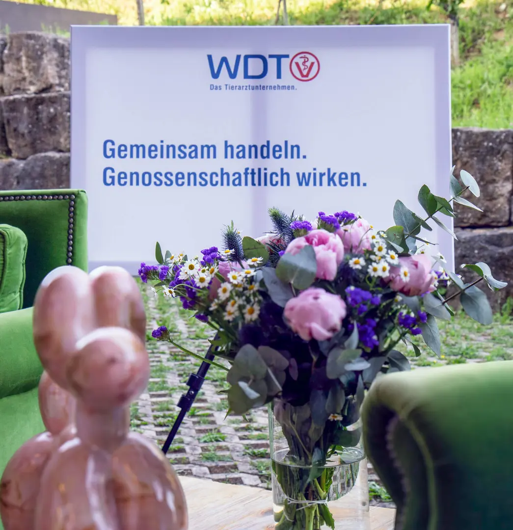 Bild eines Blumenstraußes und eines Ballontieres