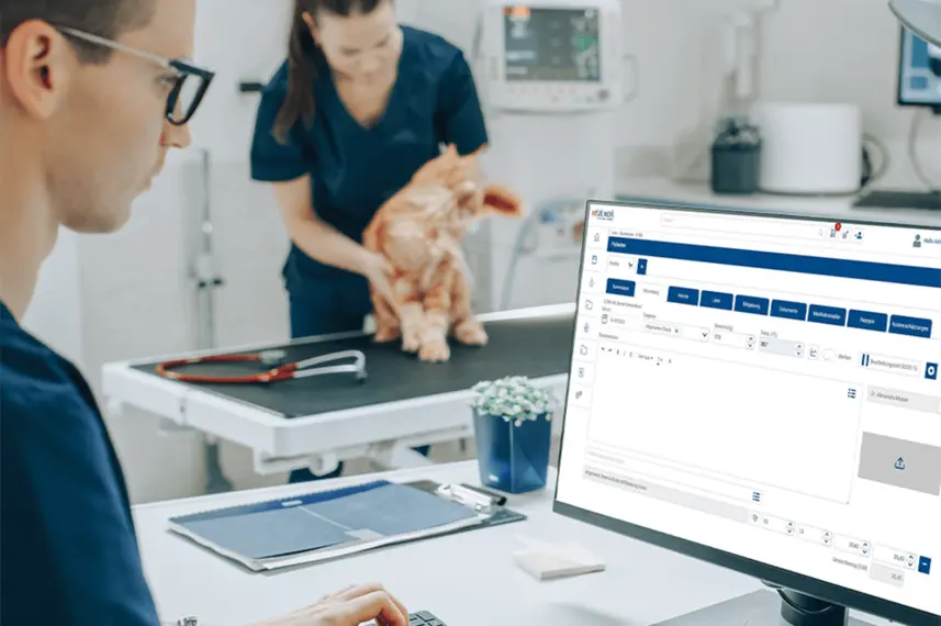 Tierarzt nutzt Software am Computer