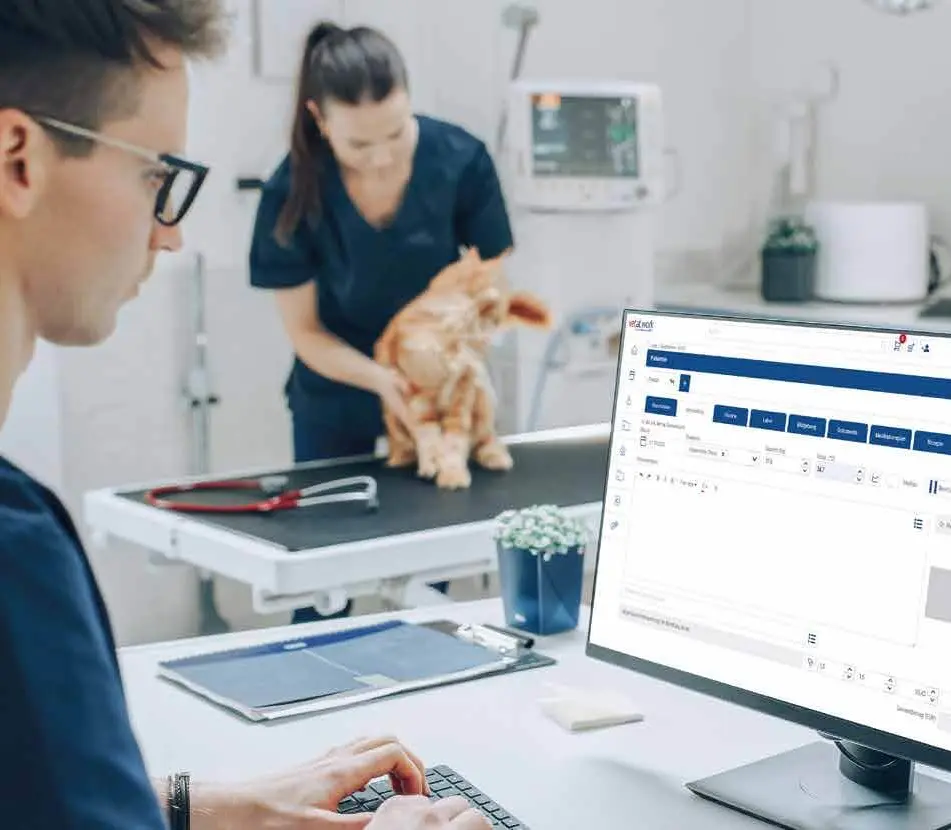 Tierarzt nutzt Praxissoftware am Computer