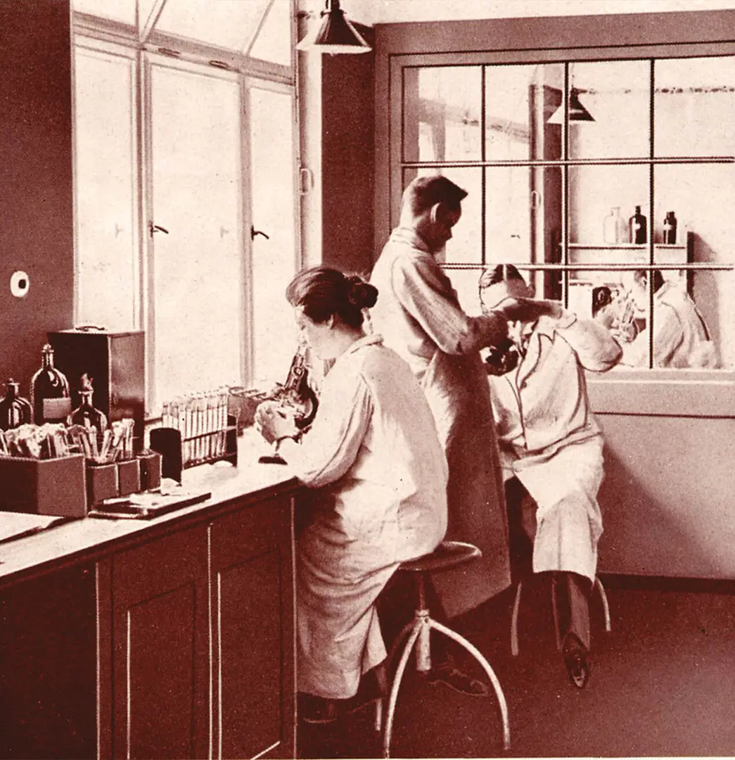 historisches Foto aus der Pharma-Produktion