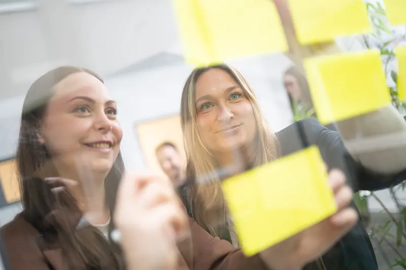 Mitarbeiter scannt Produkte in der Logistik