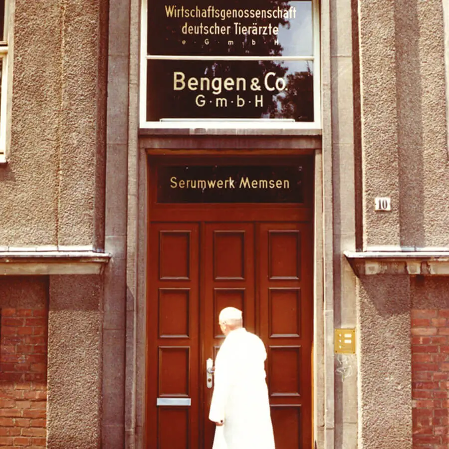 Mann an der Tür zur Firma Bengen & Co